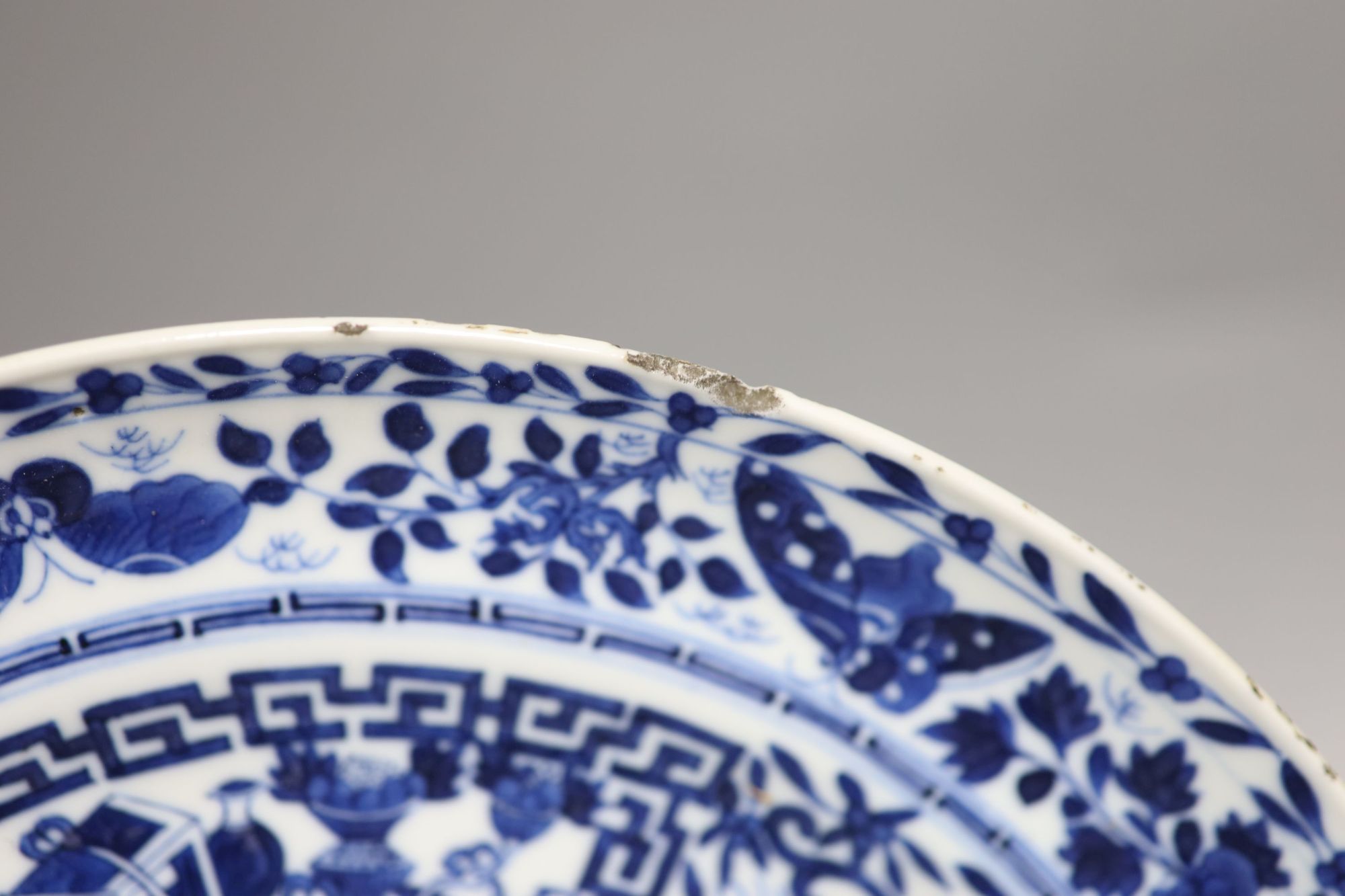 A Chinese famille rose dish and a blue and white dish, largest diameter 26cm